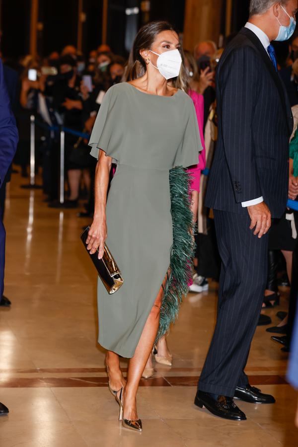 El favorito de las 'royals'. En las últimas apariciones de la Reina Letizia ha ido cobrando más importancia. Ella lo combina con accesorios dorados, pero con los plateados también encaja a la perfección..