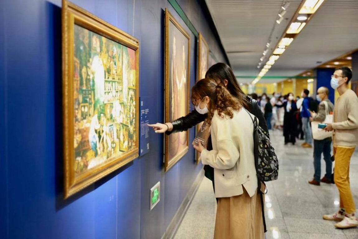 Con este proyecto, las obras del Prado se desplazan a una concurrida estación de Shanghái, creando un encuentro inesperado con el arte universal e invitando al pasajero a reducir su velocidad creando una burbuja de belleza