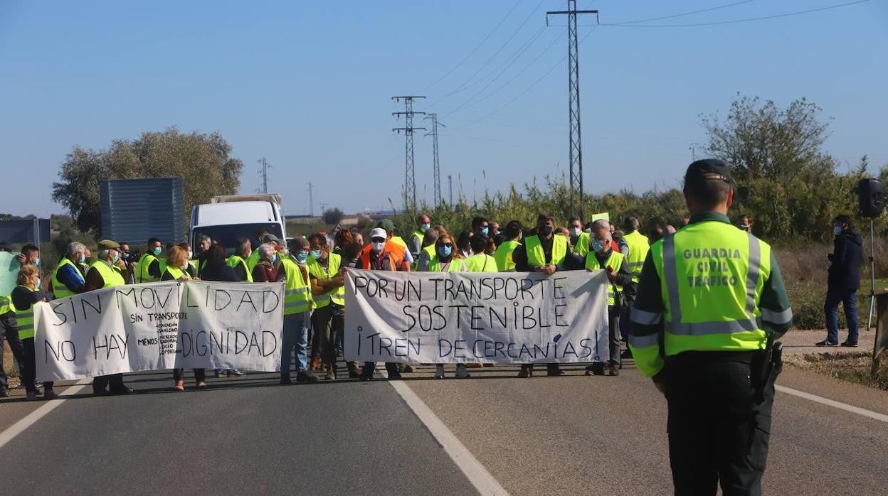 El corte de la A-431 en Almodóvar del Río por el Cercanías, en imágenes