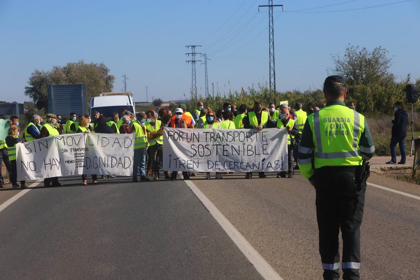 El corte de la A-431 en Almodóvar del Río por el Cercanías, en imágenes