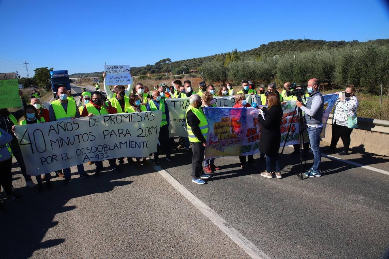 El corte de la A-431 en Almodóvar del Río por el Cercanías, en imágenes