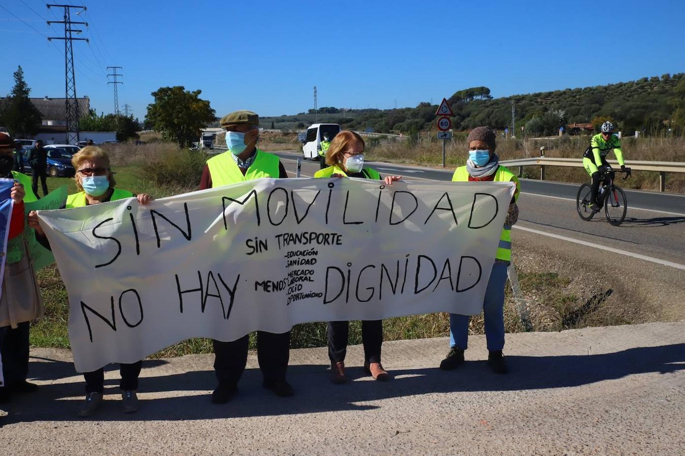 El corte de la A-431 en Almodóvar del Río por el Cercanías, en imágenes