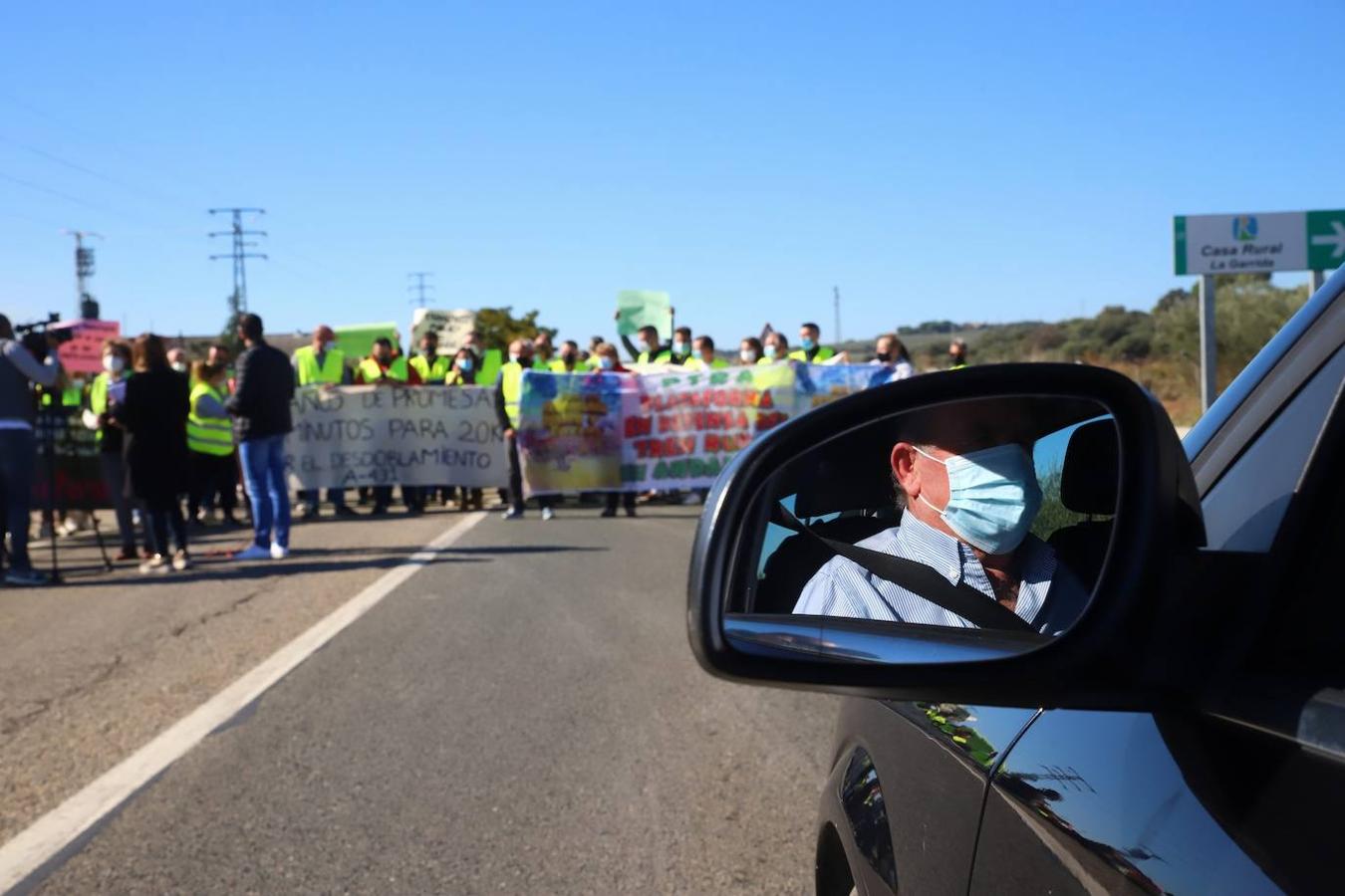 El corte de la A-431 en Almodóvar del Río por el Cercanías, en imágenes