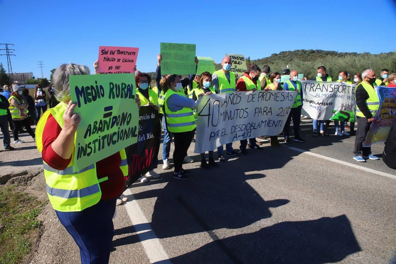 El corte de la A-431 en Almodóvar del Río por el Cercanías, en imágenes