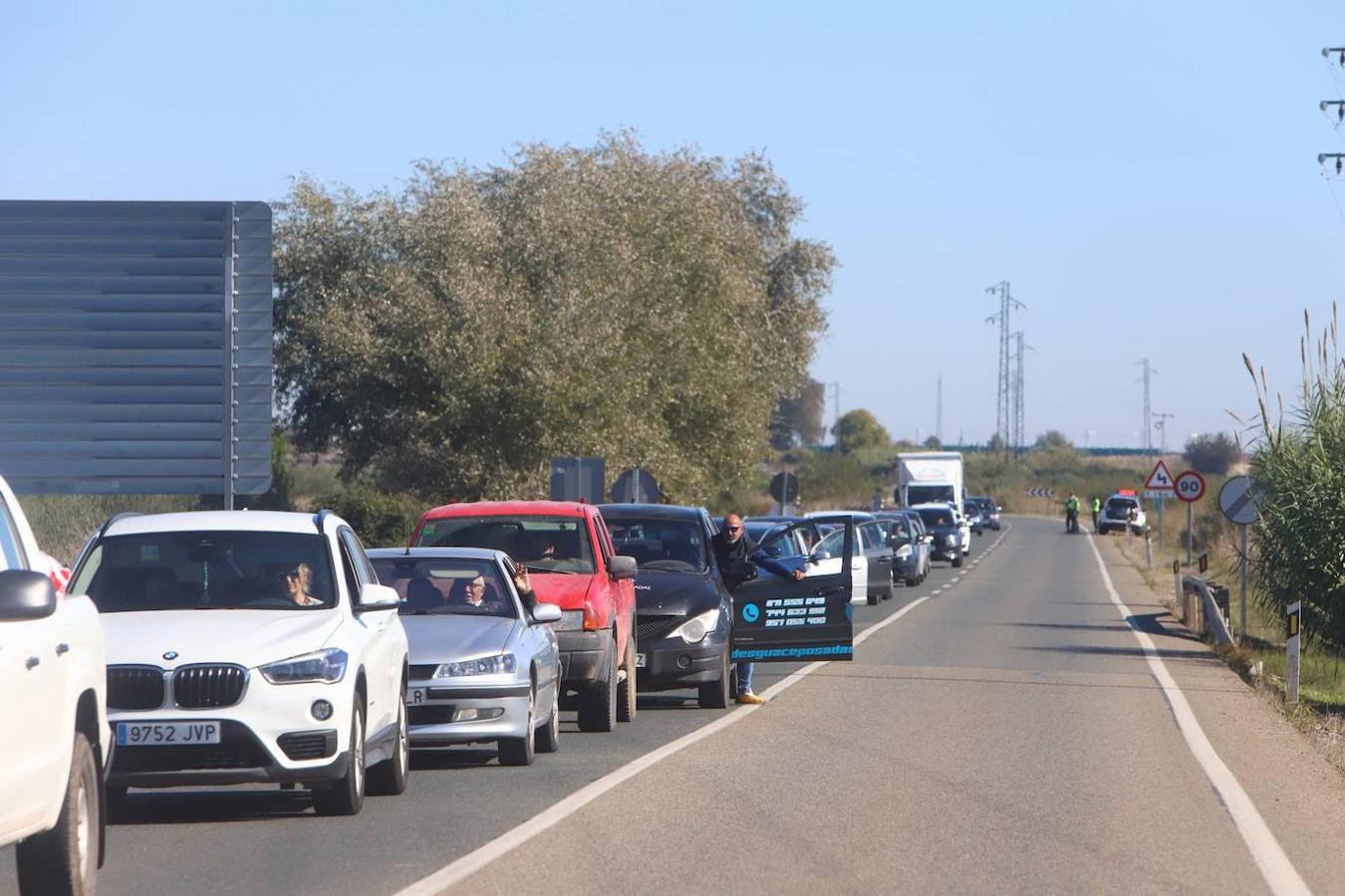 El corte de la A-431 en Almodóvar del Río por el Cercanías, en imágenes