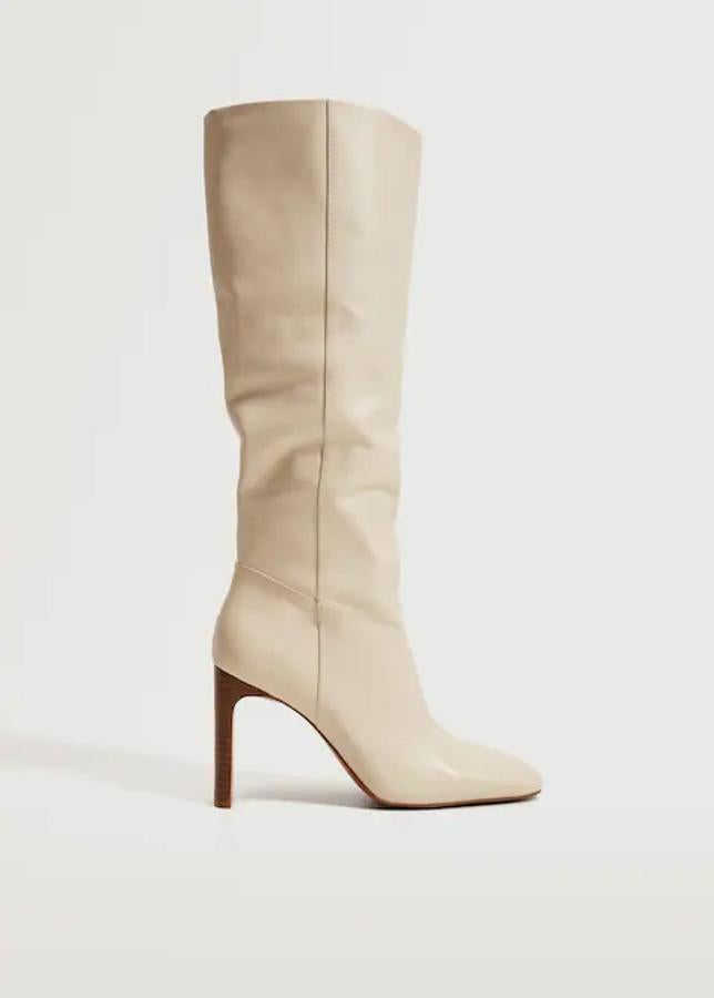 Bota de piel de caña alta con tacón rectangular en color crudo de Mango. Precio: 119,90 euros
