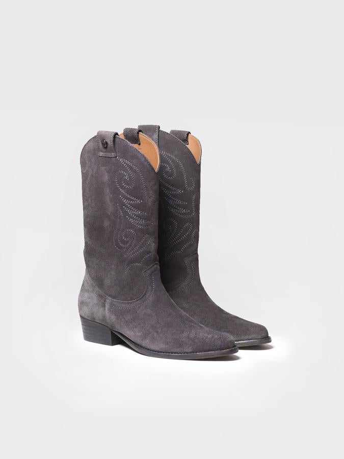 Botas modelo UTILA-SY de la marca 'made in Spain' Toni Pons. Un diseño tipo 'cow-boy' en color gris con pespuntes. Cómodo y versátil. Precio: 109 euros.