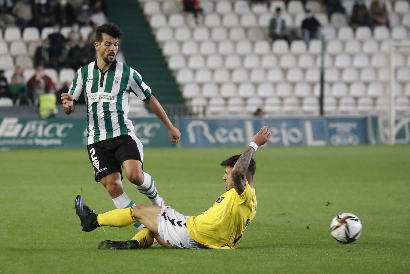 Las mejores imágenes y el ambiente en la grada del Córdoba CF - CD Ebro