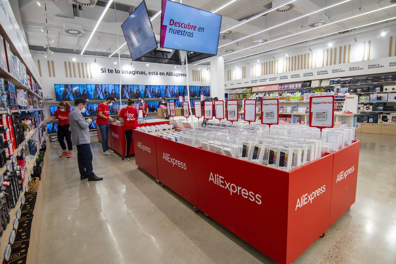 En imágenes, AliExpress inaugura su primera tienda en Sevilla