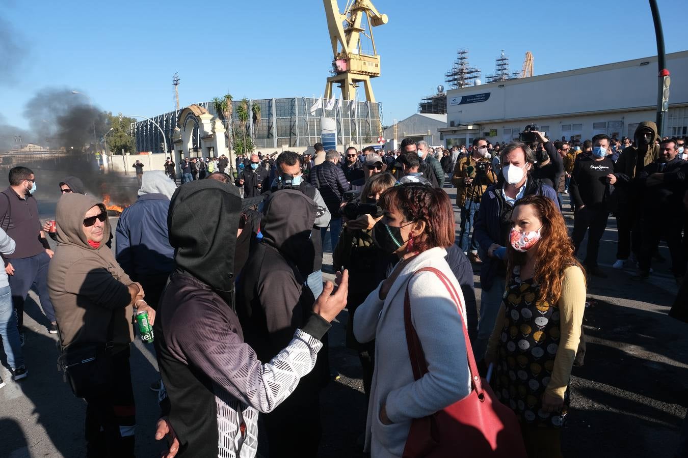 FOTOS: Los trabajadores del Metal cortan las tres principales vías de Cádiz y generan un caos de tráfico