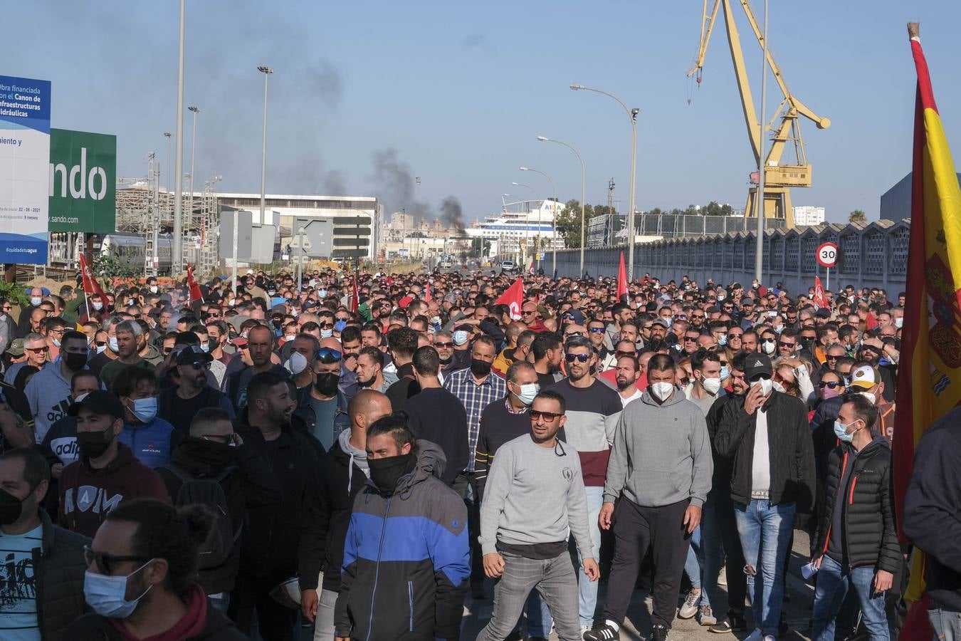 FOTOS: Los trabajadores del Metal cortan las tres principales vías de Cádiz y generan un caos de tráfico