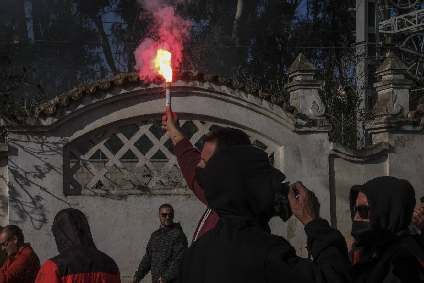 FOTOS: Los trabajadores del Metal cortan las tres principales vías de Cádiz y generan un caos de tráfico