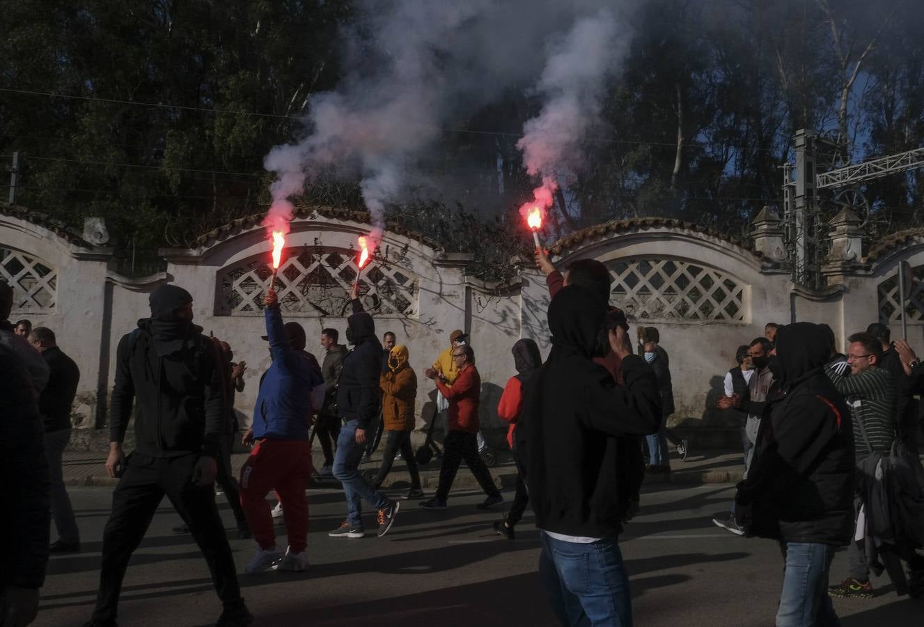 FOTOS: Los trabajadores del Metal cortan las tres principales vías de Cádiz y generan un caos de tráfico