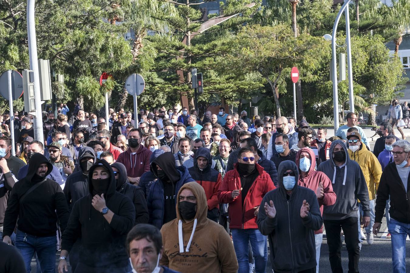 FOTOS: Los trabajadores del Metal cortan las tres principales vías de Cádiz y generan un caos de tráfico