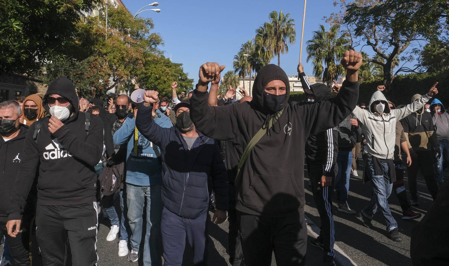 FOTOS: Los trabajadores del Metal cortan las tres principales vías de Cádiz y generan un caos de tráfico