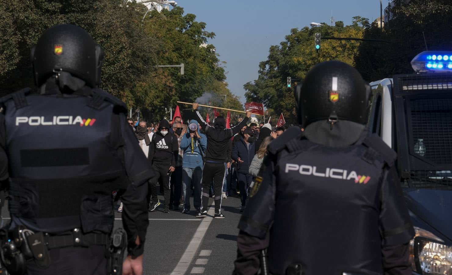 FOTOS: Los trabajadores del Metal cortan las tres principales vías de Cádiz y generan un caos de tráfico