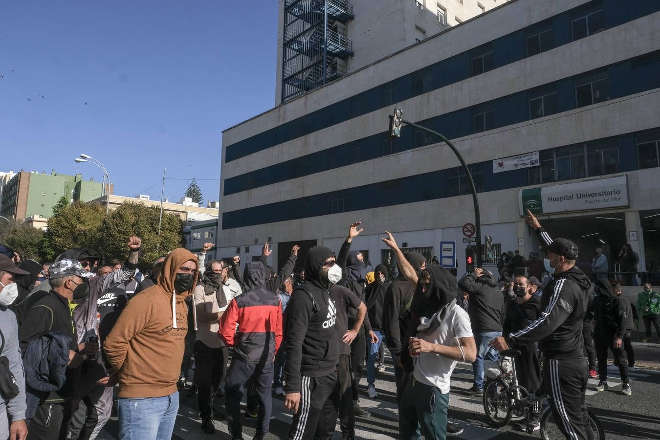 FOTOS: Los trabajadores del Metal cortan las tres principales vías de Cádiz y generan un caos de tráfico