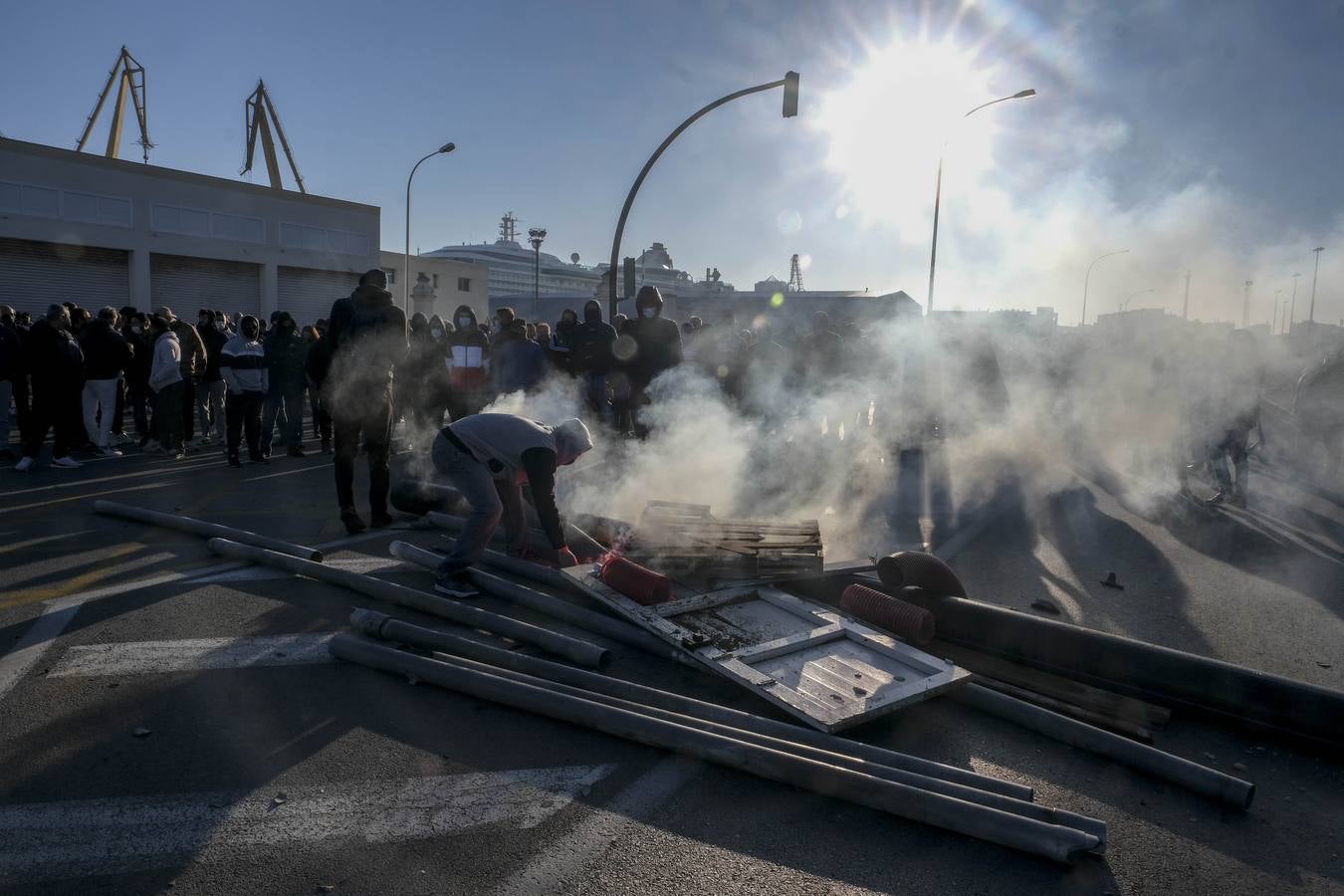 FOTOS: Los trabajadores del Metal cortan las tres principales vías de Cádiz y generan un caos de tráfico