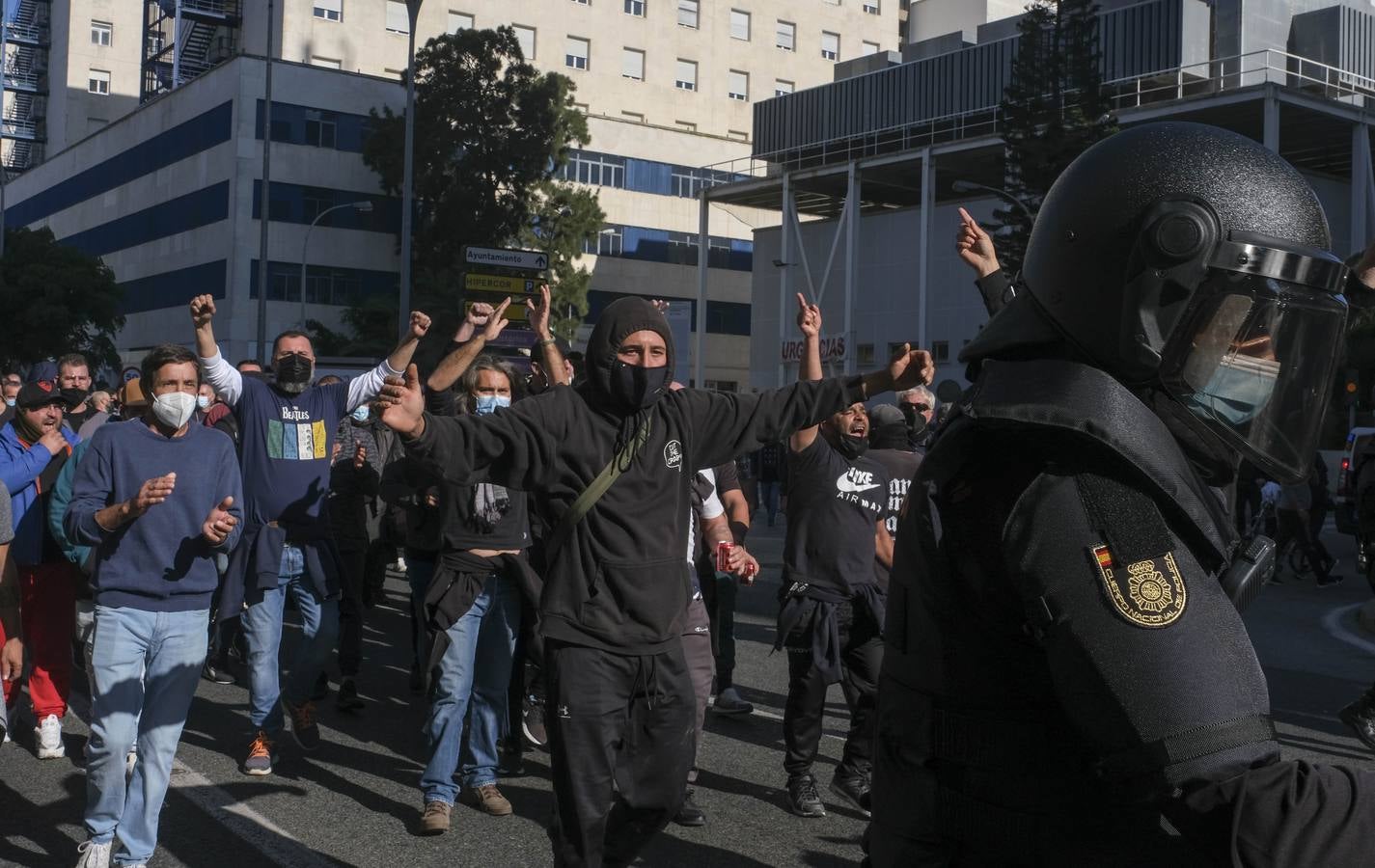 FOTOS: Los trabajadores del Metal cortan las tres principales vías de Cádiz y generan un caos de tráfico