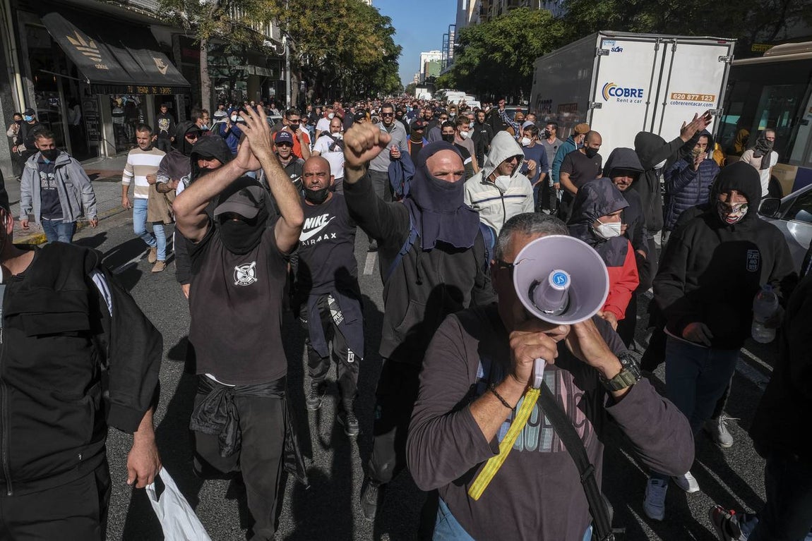FOTOS: Los trabajadores del Metal cortan las tres principales vías de Cádiz y generan un caos de tráfico