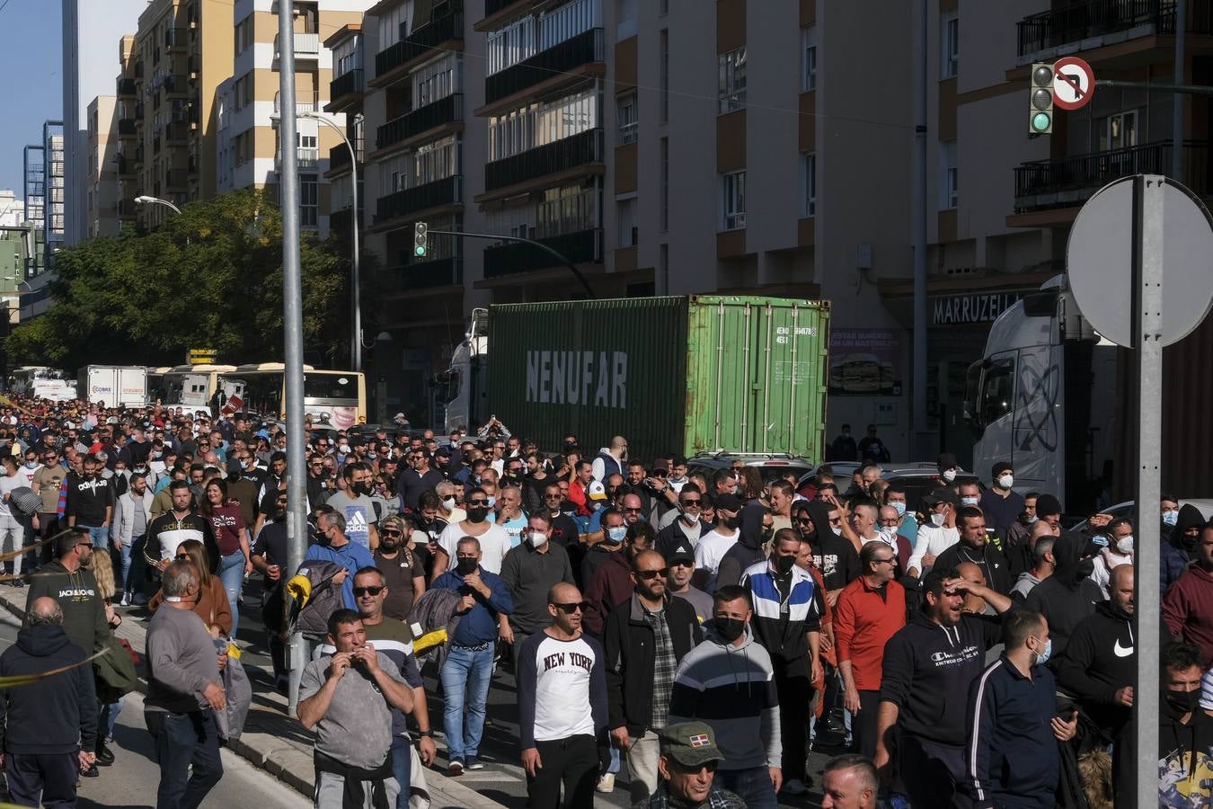 FOTOS: Los trabajadores del Metal cortan las tres principales vías de Cádiz y generan un caos de tráfico