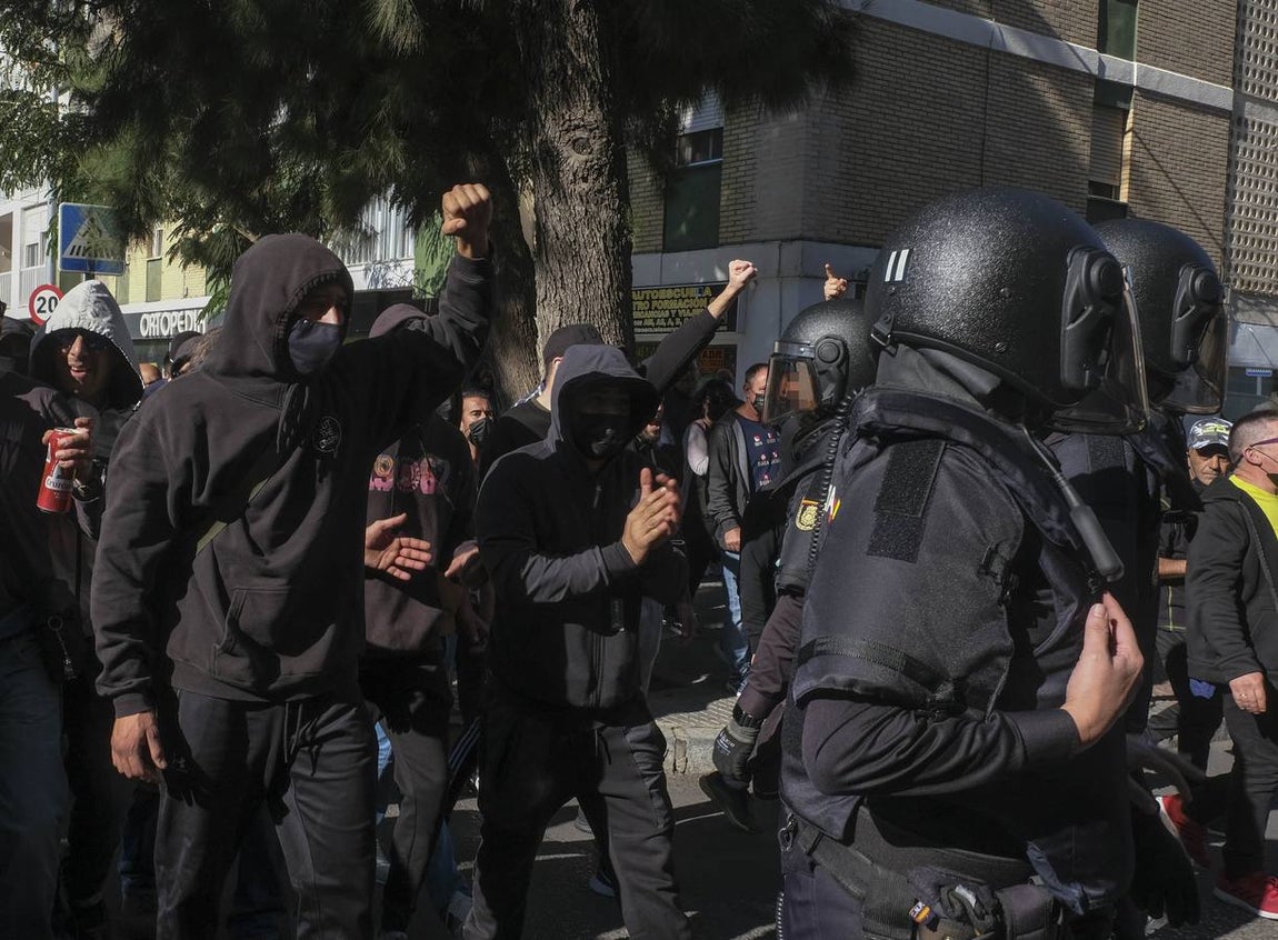 FOTOS: Los trabajadores del Metal cortan las tres principales vías de Cádiz y generan un caos de tráfico
