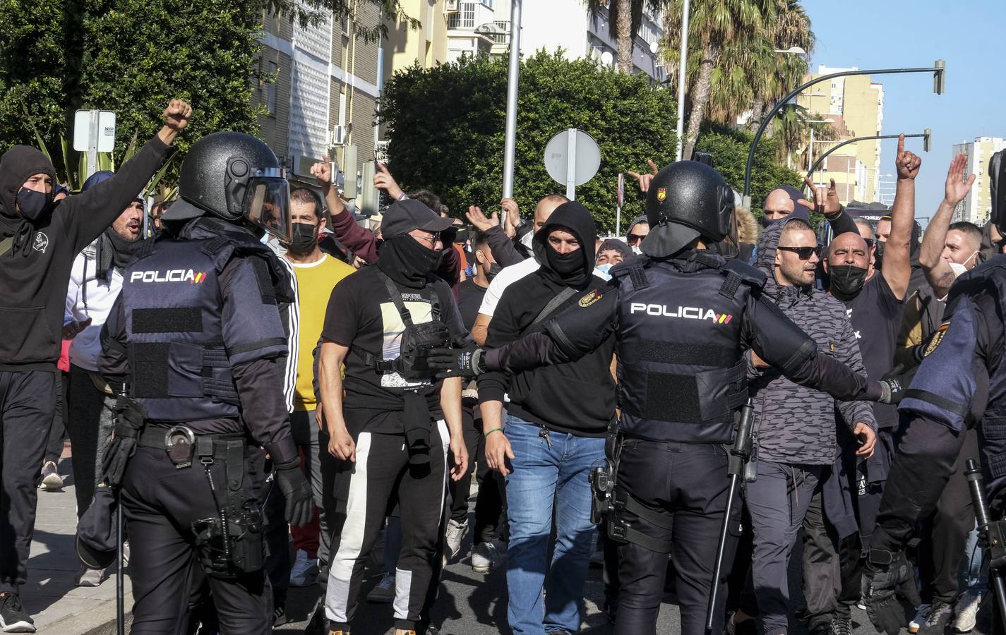 FOTOS: Los trabajadores del Metal cortan las tres principales vías de Cádiz y generan un caos de tráfico