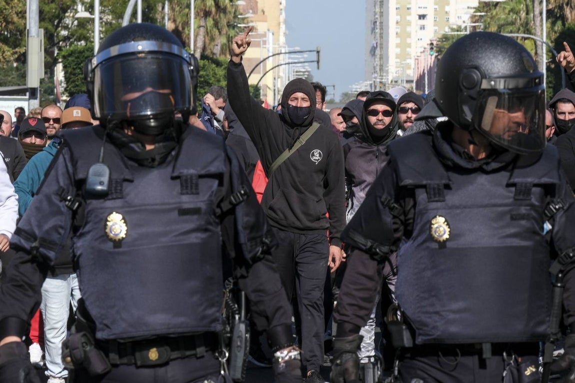 FOTOS: Los trabajadores del Metal cortan las tres principales vías de Cádiz y generan un caos de tráfico