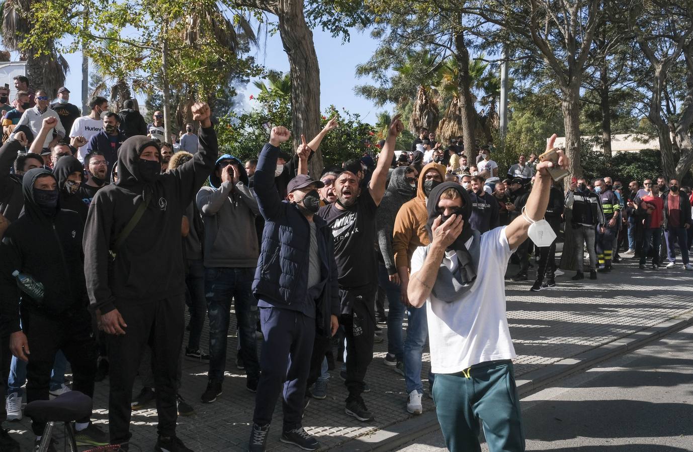 FOTOS: Los trabajadores del Metal cortan las tres principales vías de Cádiz y generan un caos de tráfico