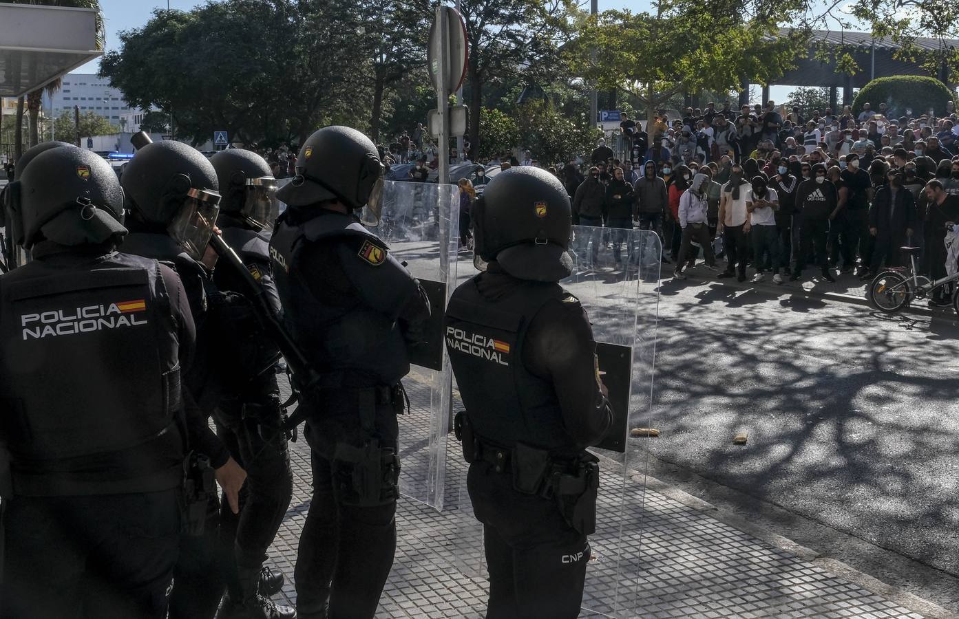 FOTOS: Los trabajadores del Metal cortan las tres principales vías de Cádiz y generan un caos de tráfico