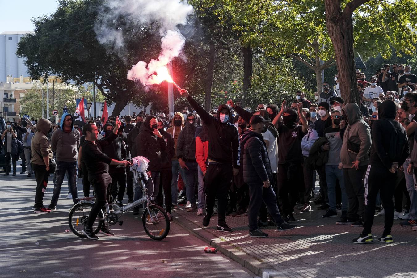 FOTOS: Los trabajadores del Metal cortan las tres principales vías de Cádiz y generan un caos de tráfico