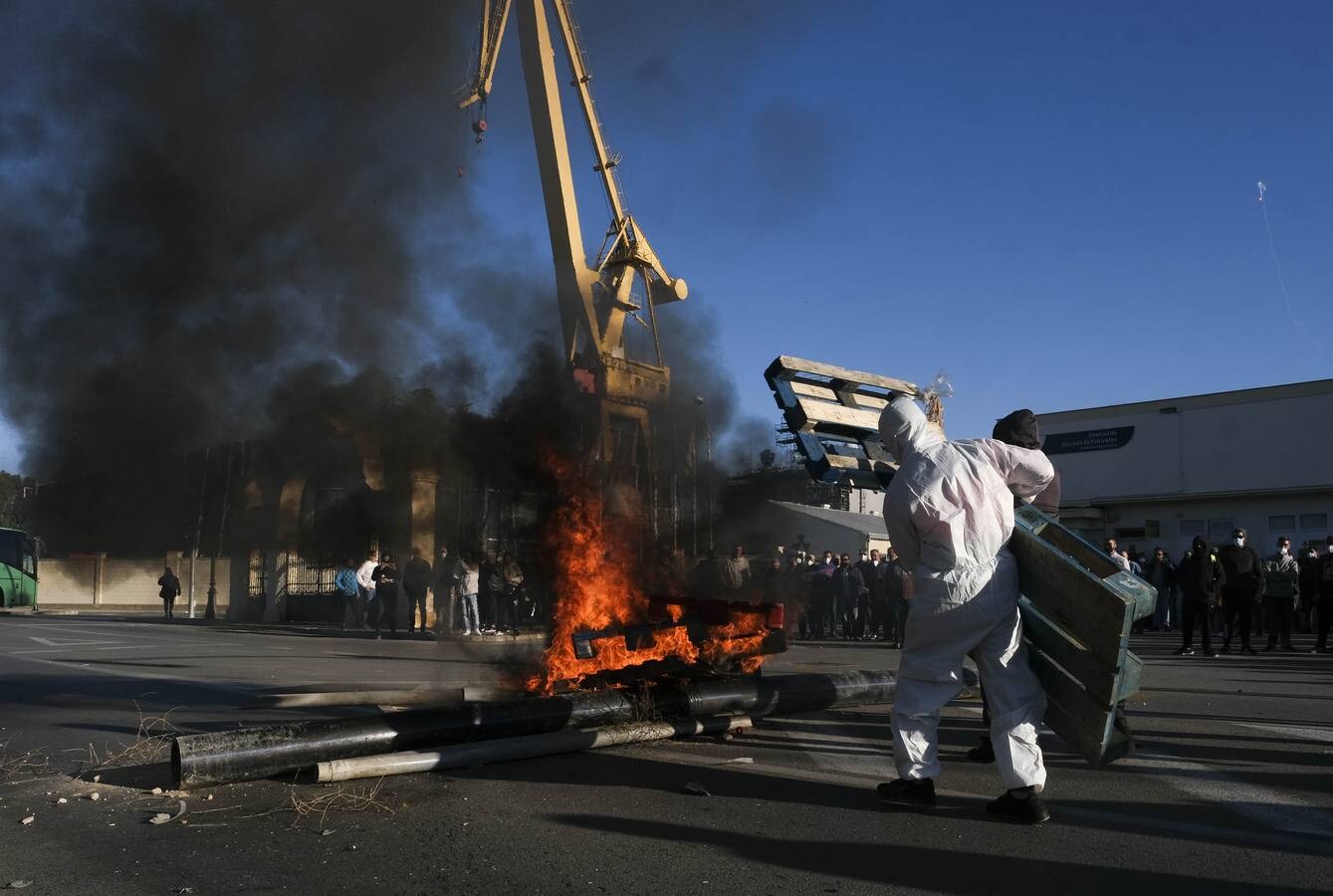 FOTOS: Los trabajadores del Metal cortan las tres principales vías de Cádiz y generan un caos de tráfico