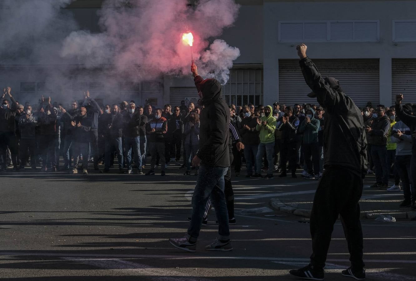 FOTOS: Los trabajadores del Metal cortan las tres principales vías de Cádiz y generan un caos de tráfico