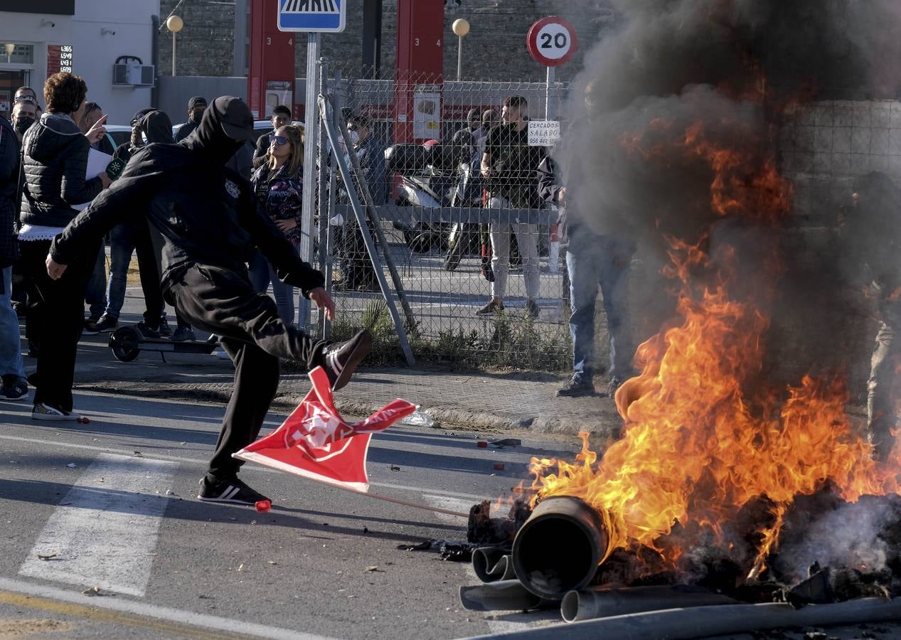 FOTOS: Los trabajadores del Metal cortan las tres principales vías de Cádiz y generan un caos de tráfico