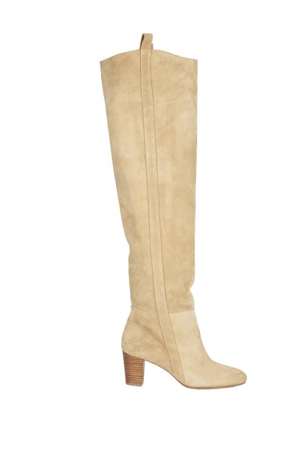 Bota en serraje de caña alta, en color 'mushroom', modelo Ana de la marca Clooui. Precio: 225 euros.