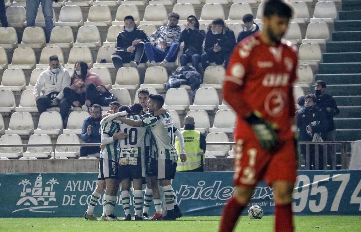 Las mejores imágenes y el ambiente en la grada del Córdoba CF - CD Ebro