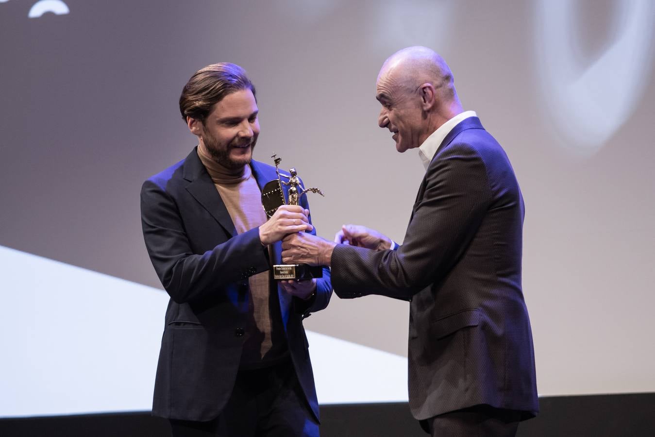 Daniel Brühl recibe el Premio Ciudad de Sevilla, en imágenes