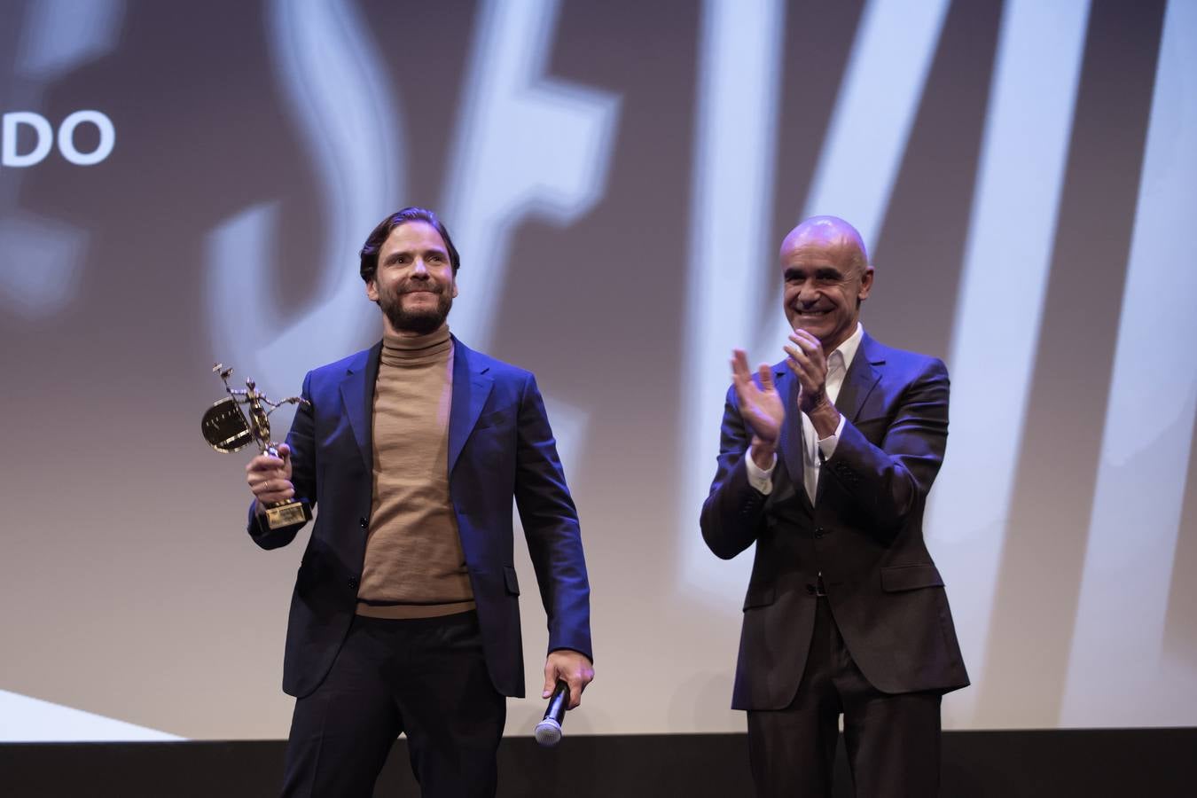 Daniel Brühl recibe el Premio Ciudad de Sevilla, en imágenes