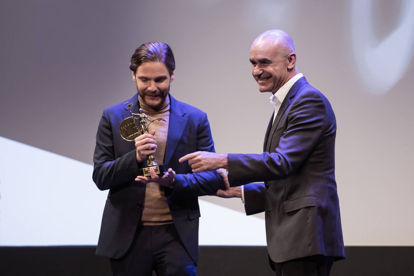 Daniel Brühl recibe el Premio Ciudad de Sevilla, en imágenes