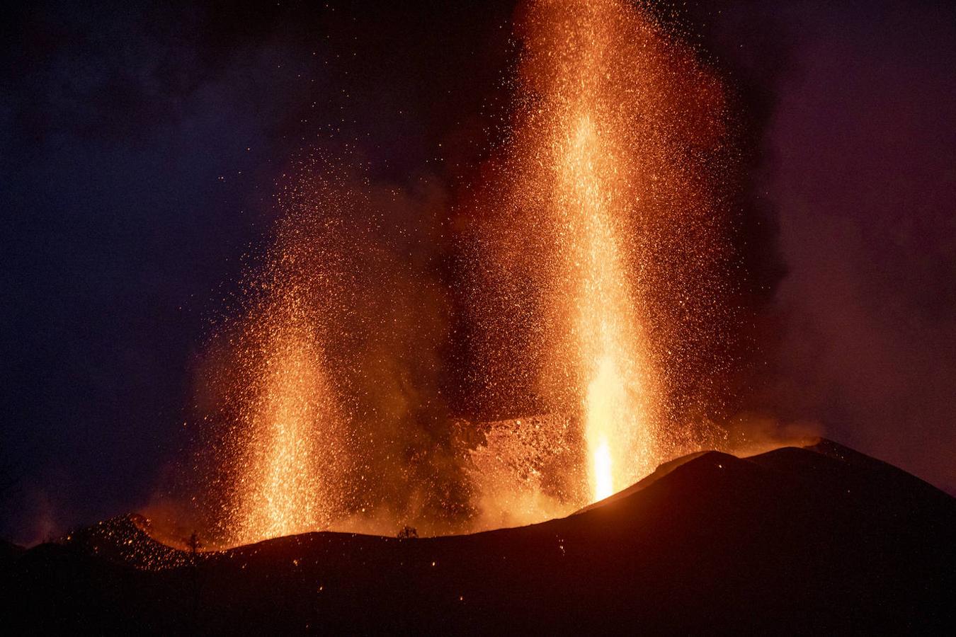 Con la ausencia de luz, desde el lado oriental del volcán se pueden observar dos de sus bocas compitiendo en altura. La columna eruptiva puede tener varios kilómetros de altura. 
