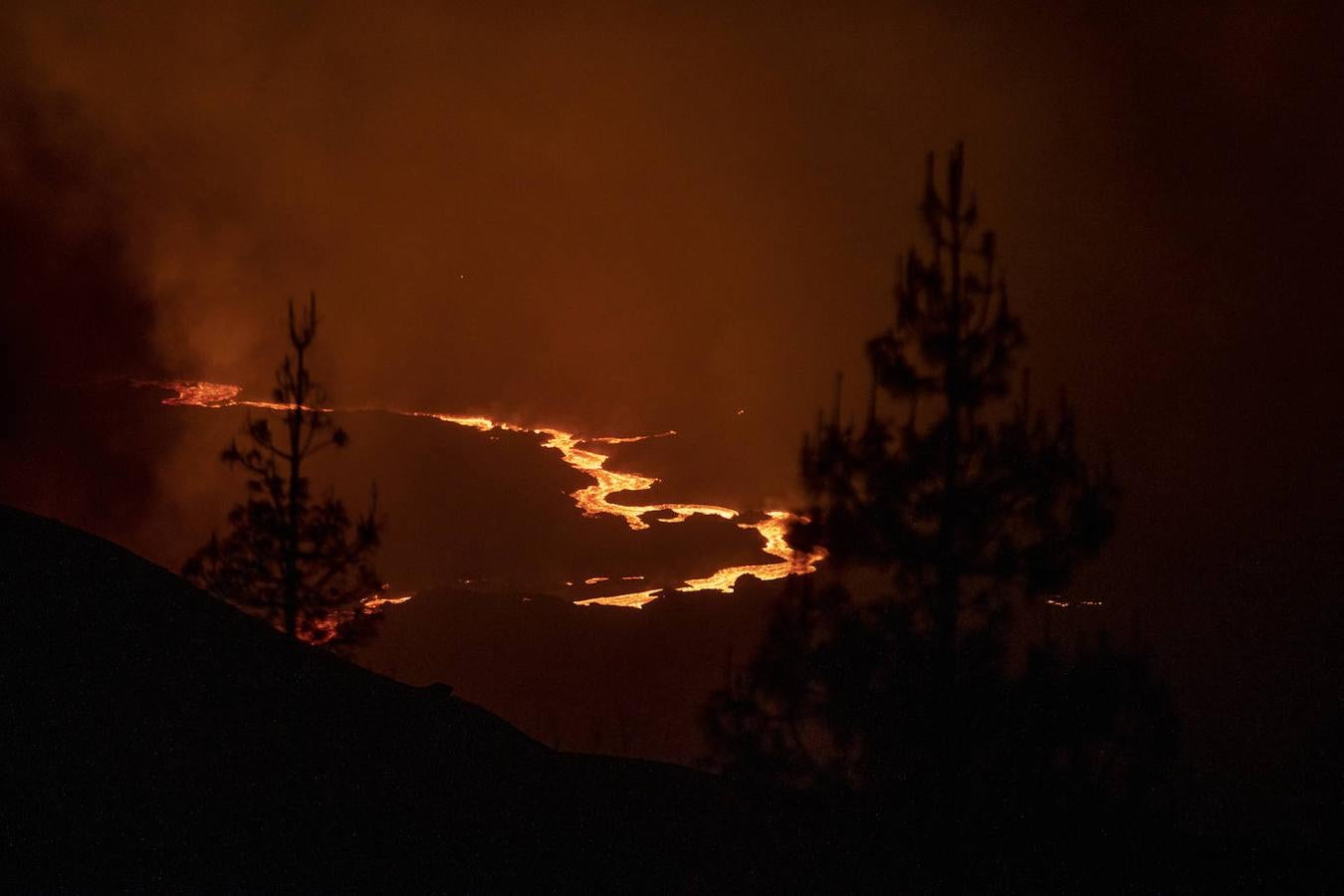 Una de las coladas de lava visibles desde la altitud del volcán de Cumbre Vieja discurre por el municipio de Los Llanos y desemboca en el mar creando un delta en la isla de La Palma. Deja a su paso casa sepultadas, plataneras e industrias arrasadas y un futuro incierto para los vecinos de la zona. 