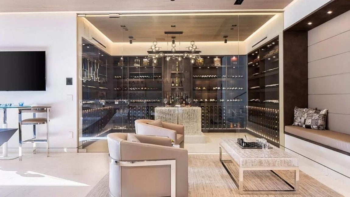 Así es por dentro la mansión más lujosa de Malibú. No falta tampoco una bodega acristalada que comunica con el comedor y la cocina.