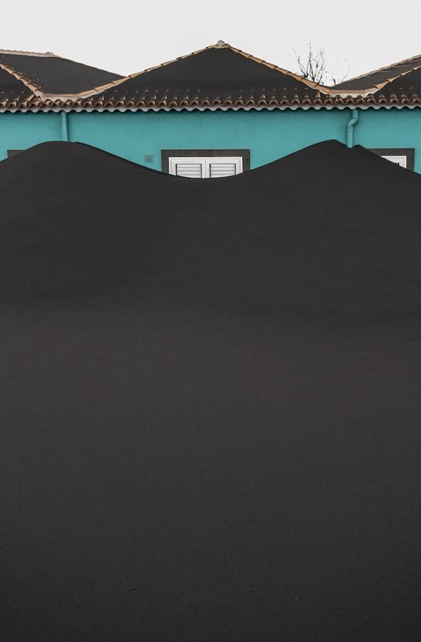 San Nicolás es la nueva Pompeya de La Palma. La ceniza del volcán lo ha enterrado y convertido el barrio en un cementerio. Los vecinos piden entrar a zona de exclusión para saber si sus casas siguen en pie debajo de la tierra. 