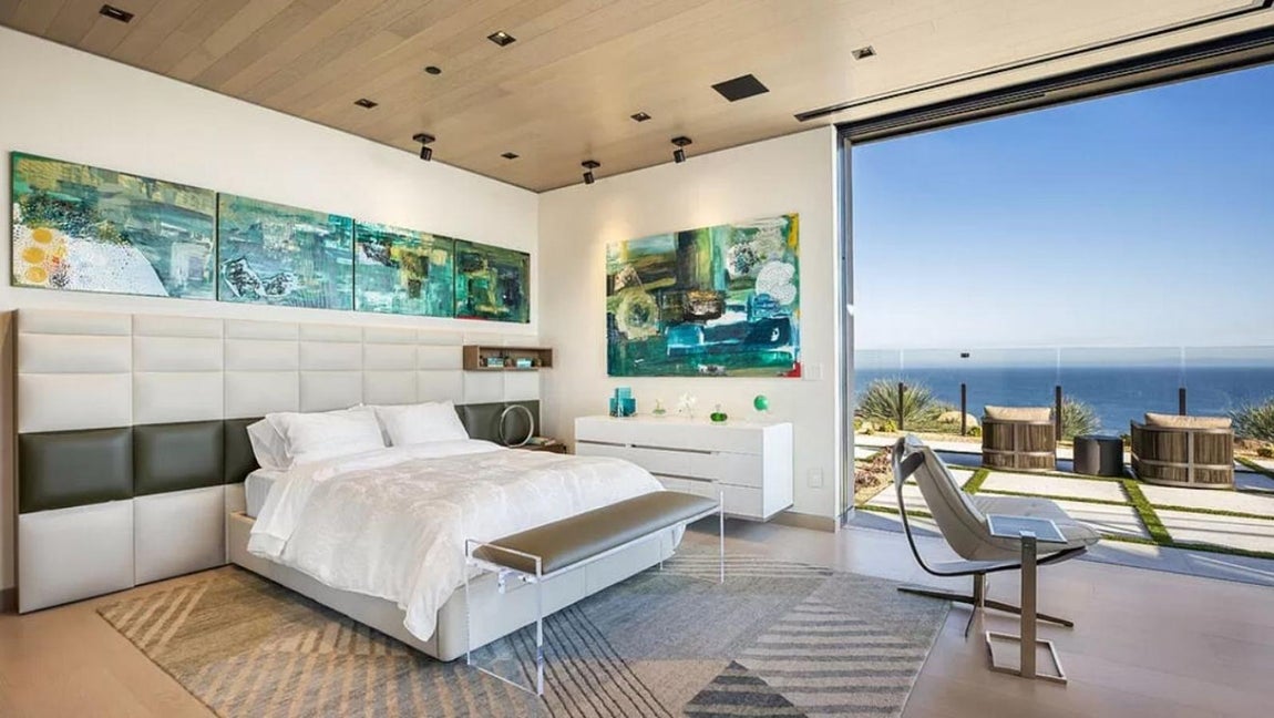 Así es por dentro la mansión más lujosa de Malibú. En cuanto a los dormitorios, hay cinco de tipo suite con su propia terraza.