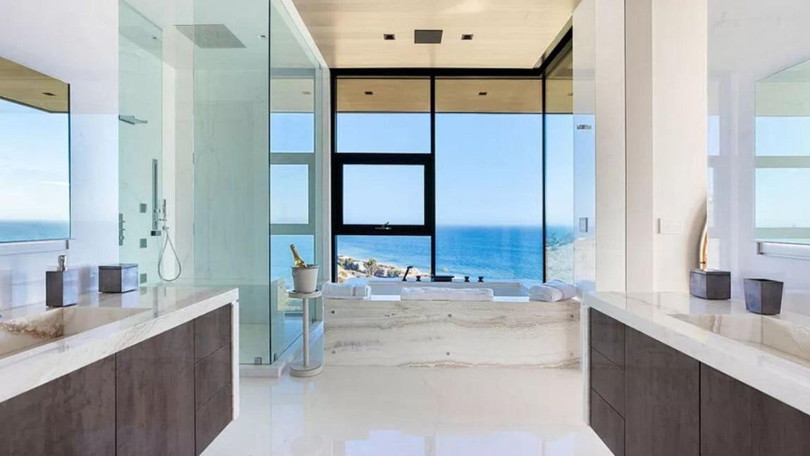 Así es por dentro la mansión más lujosa de Malibú. Los baños tienen vistas al mar y todos constan de jacuzzi y una amplia ducha.