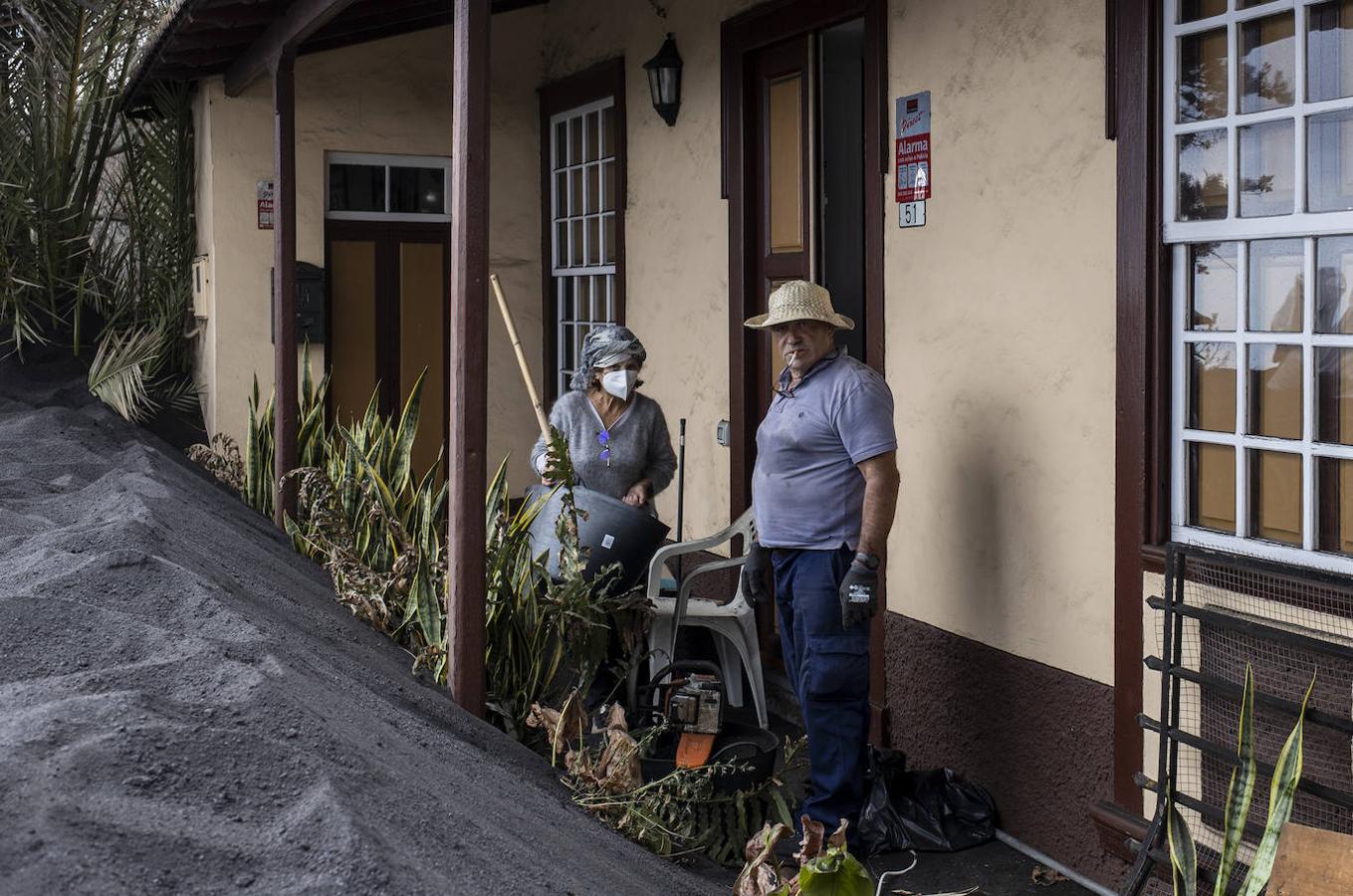 La erupción del volcán de La Palma, que este sábado cumple 56 días, continúa sin registrar novedades destacables y la lava sigue discurriendo por encima de las coladas existentes en un único cauce que se bifurca en ocasiones, especialmente en la zona baja, alimentando en mayor o menor medida a las tres zonas de llegada al mar. 