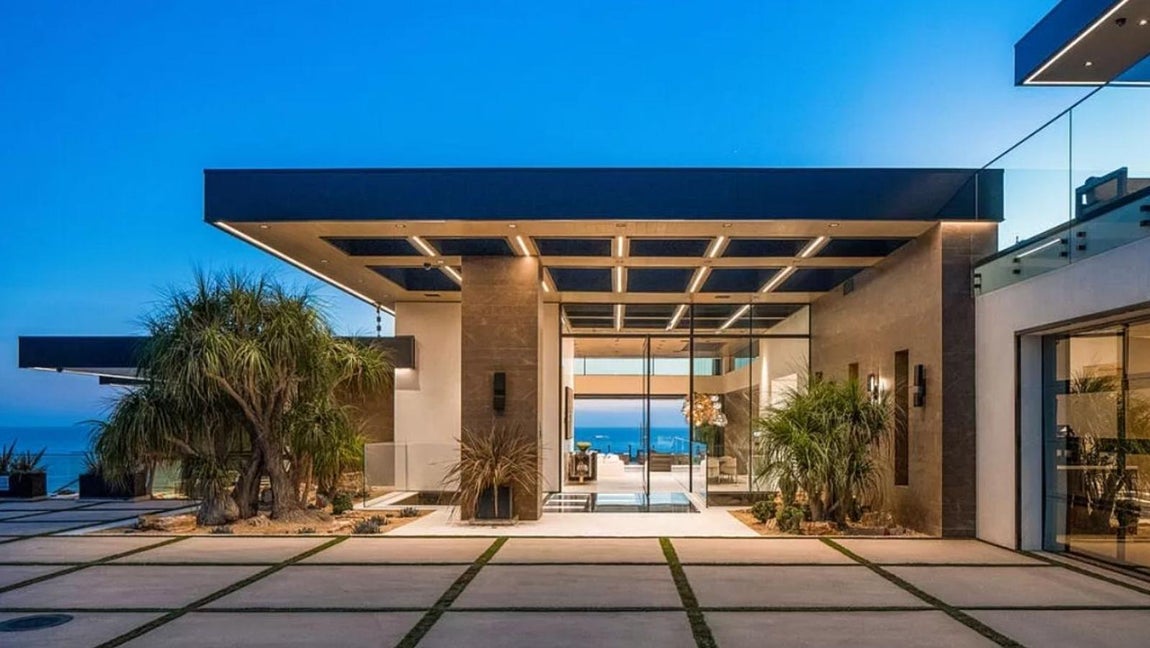 Así es por dentro la mansión más lujosa de Malibú. La arquitectura se caracteriza por tener un estilo vanguardista en el que predominan las formas cúbicas que se aúnan creando el efecto óptico de estar compuesta por varios módulos independientes.