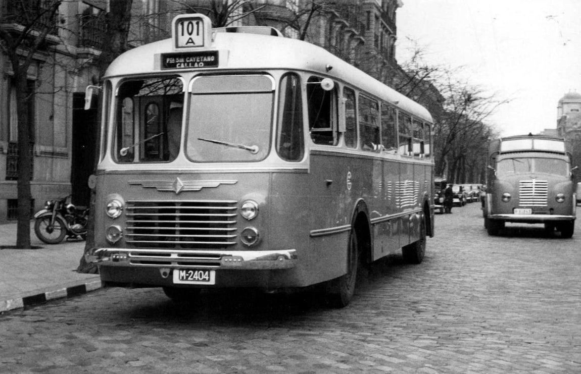 Uno de los nuevos vehículos que para reforzar la linea de autobuses número 1 puso en servicio la EMT en 1953. Cubría el recorrido entre las plazas del Callao y San Cayetano.. 