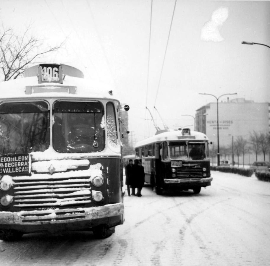 Trolebuses de Madrid paralizados por la nieve, en la década de los 60.. 