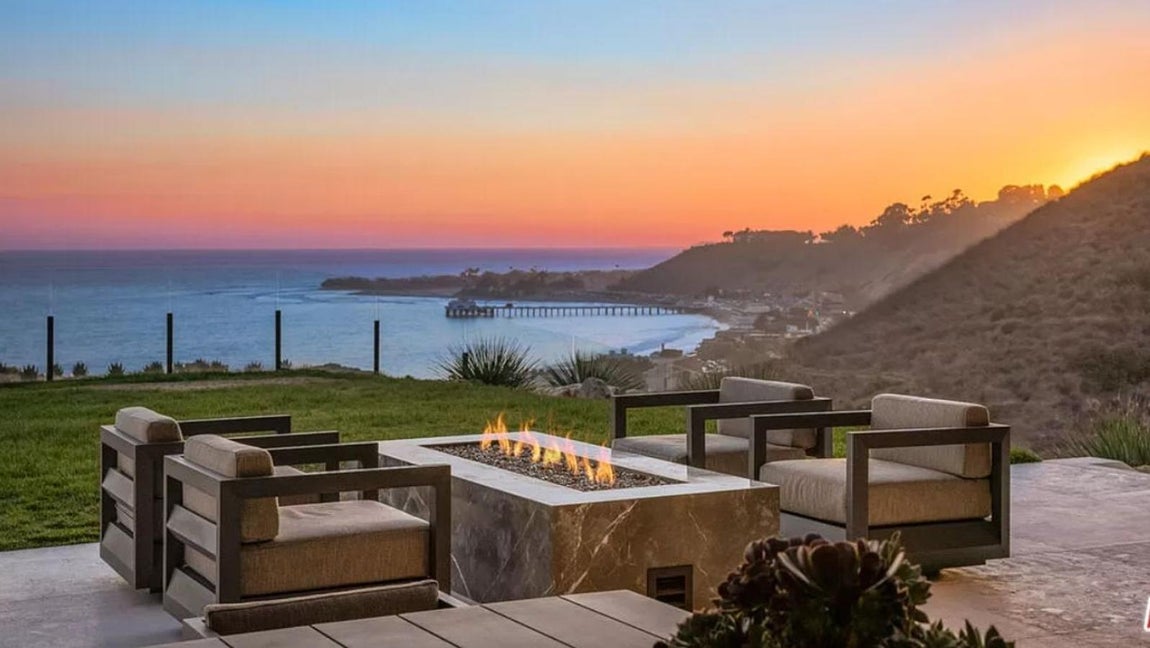 Así es por dentro la mansión más lujosa de Malibú. Cuenta también con dos barbacoas, una chimenea externa, jacuzzi y partes con césped para darle un toque más hogareño.
